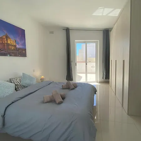 2 Terrace Penthouse 500m From Sea